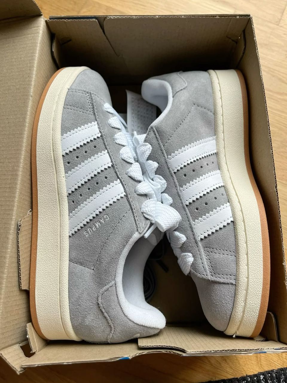 Adidas Campus Suede Gris - Sneakers intemporelles en daim